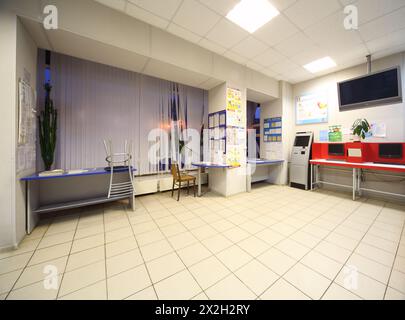 MOSCOU, RUSSIE - 16 DÉCEMBRE : Hall du bureau de poste, endroit spacieux pour les visiteurs le 16 décembre 2010 à Moscou, Russie. La poste russe accélère le d. Banque D'Images
