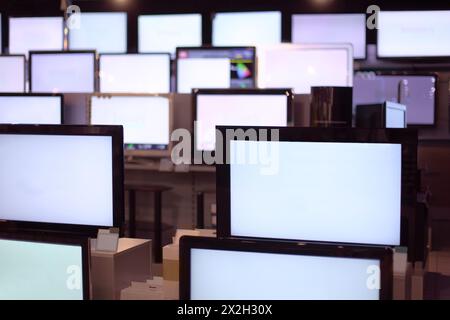 Rangées de téléviseurs plasma avec grand support diagonal sur les étagères du grand magasin Banque D'Images