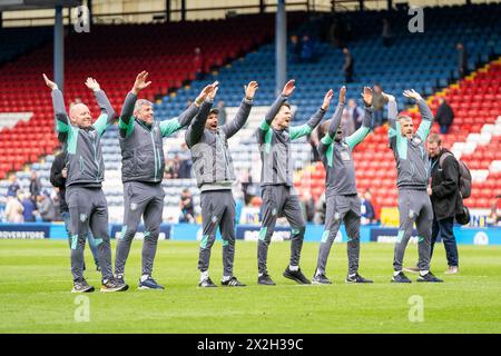 Blackburn, Royaume-Uni. 21 avril 2024. Le manager de Sheffield Wednesday Danny Rohl et son équipe célèbrent leur victoire lors du match Blackburn Rovers vs Sheffield Wednesday SkyBet EFL Championship à Ewood Park, Blackburn, Royaume-Uni, le 21 avril 2024 Credit : Every second Media/Alamy Live News Banque D'Images