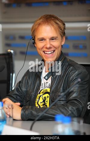MOSCOU - 6 MAI : le populaire DJ néerlandais Armin Van Buren sourit lors de conférences de presse, le 6 mai 2011 à Moscou, Russie. Banque D'Images