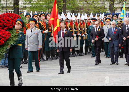 MOSCOU - 8 MAI : le président Dmitri Medvedev, le premier ministre Vladimir Poutine, les députés et les vétérans lors de la cérémonie de dépôt de gerbes sur la tombe de Soldie inconnu Banque D'Images