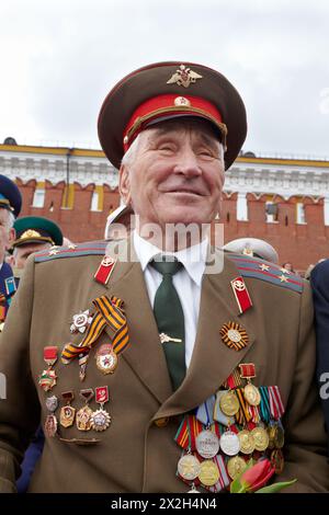 MOSCOU - 9 MAI : vétéran souriant non identifié de la seconde Guerre mondiale lors de la célébration du jour de la victoire sur la place Rouge, le 9 mai 2011, Moscou, Russie. Vétéran reçoit wi Banque D'Images