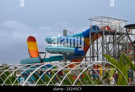 Parc aquatique vide pour les enfants dans un hôtel de luxe près de la mer. 1 Banque D'Images