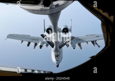 Océan Pacifique, États-Unis. 17 avril 2024. Un avion de soutien aérien rapproché A-10 Thunderbolt II de l'US Air Force avec le 25th Fighter Squadron, est ravitaillé en vol par un KC-135 Stratotanker, le 17 avril 2024, au-dessus de l'océan Pacifique. Crédit : SRA Yosselin Campos/US Air Force/Alamy Live News Banque D'Images