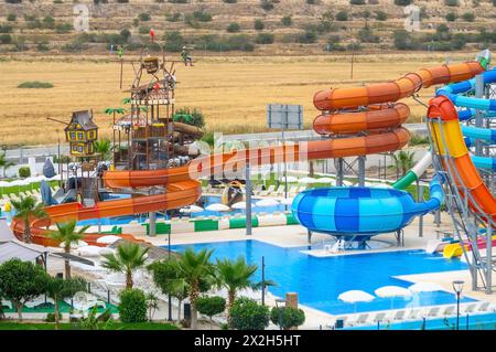 Parc aquatique vide pour les enfants dans un hôtel de luxe près de la mer. Banque D'Images