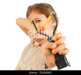 Fille avec fronde visent à caméra isolé sur fond blanc Banque D'Images
