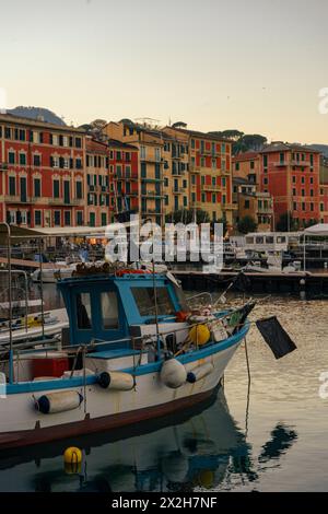 Le port de Santa Margherita Ligure au coucher du soleil - destination touristique populaire en été en Italie. Banque D'Images