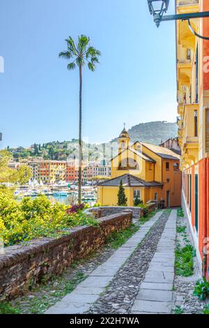 Rue étroite entre des bâtiments colorés au port de Santa Margherita Ligure, Italie. Banque D'Images