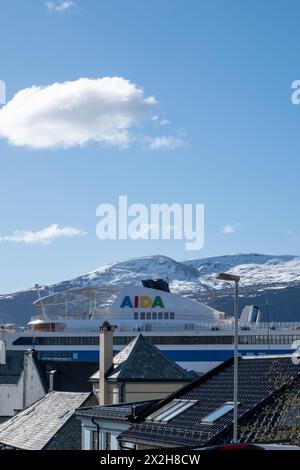 Aida vu de loin avec les toits au premier plan Banque D'Images