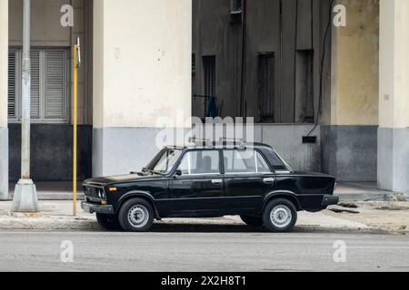 LA HAVANE, CUBA - 28 AOÛT 2023 : berline noire Lada Riva 2106 (VAZ 1500 ou 1600) dans les rues de la Havane, Cuba Banque D'Images