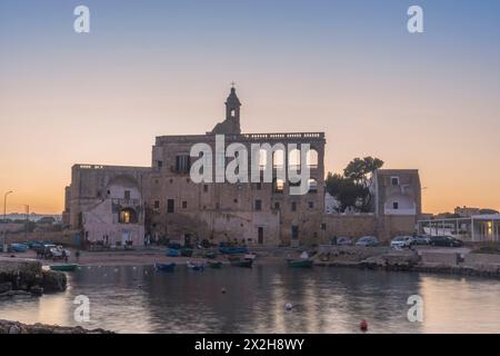 Abbaye bénédictine de San Vito la nuit. Polignano une jument. Pouilles. Italie. Banque D'Images