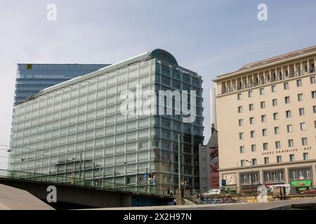 Vienne, Autriche - 22 juin 2023 : bâtiments à plusieurs étages sur le talus du Danube à Vienne Banque D'Images