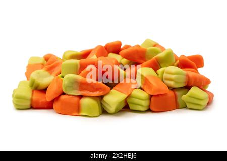 Bonbons gelés colorés juteux isolés sur blanc. Bonbons gélifiés. Carottes gelées. Banque D'Images