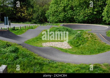 Piste cyclable pour faire du bmx ou des VTT avec des sauts et des virages à vélo sur une surface lisse pour les événements sportifs et de course Banque D'Images