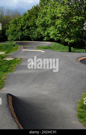 Piste cyclable pour faire du bmx ou des VTT avec des sauts et des virages à vélo sur une surface lisse pour les événements sportifs et de course Banque D'Images