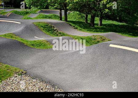 Piste cyclable pour faire du bmx ou des VTT avec des sauts et des virages à vélo sur une surface lisse pour les événements sportifs et de course Banque D'Images