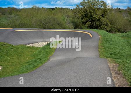 Piste cyclable pour faire du bmx ou des VTT avec des sauts et des virages à vélo sur une surface lisse pour les événements sportifs et de course Banque D'Images