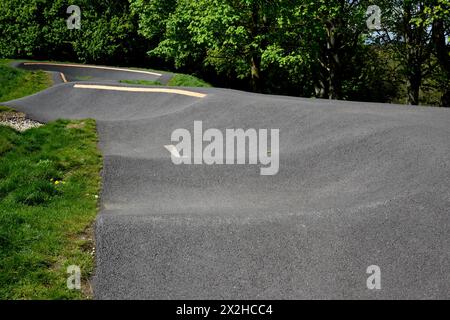 Piste cyclable pour faire du bmx ou des VTT avec des sauts et des virages à vélo sur une surface lisse pour les événements sportifs et de course Banque D'Images