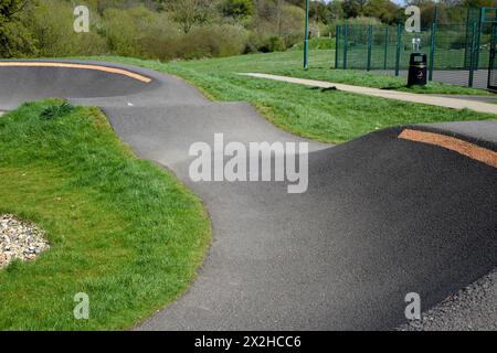 Piste cyclable pour faire du bmx ou des VTT avec des sauts et des virages à vélo sur une surface lisse pour les événements sportifs et de course Banque D'Images