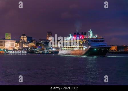 Le paquebot de croisière Disney Magic la nuit quitte Liverpool avec des feux d'artifice. Banque D'Images