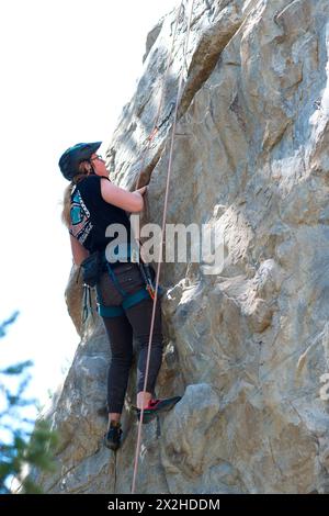 Vue latérale d'un grimpeur mâle tirant vers le haut d'une fissure rocheuse Banque D'Images