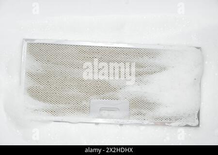 Filtre de hotte sale bouché dans la cuisine domestique. Filtre encrassé. Vue de dessus Banque D'Images