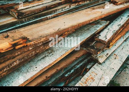 Pile de vieilles planches et planches de bois usagées, mise au point sélective Banque D'Images