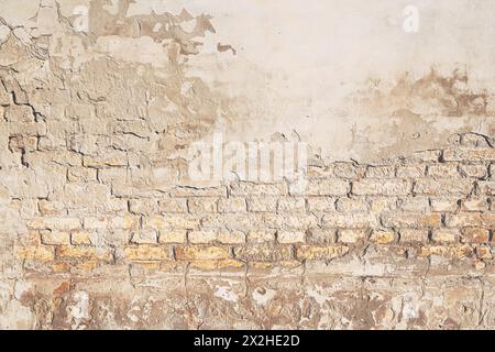 Fond de vieille brique, texture d'une façade usée faite de briques et de mortier comme élément de design Banque D'Images