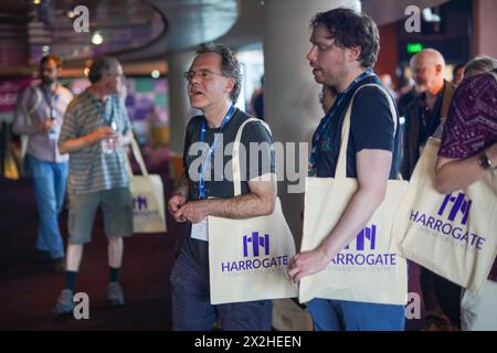 Les délégués transportant des sacs fourre-tout au centre des congrès de Harrogate. Date de la photo : lundi 4 septembre 2023. Photo : Richard Gray/Alamy Banque D'Images