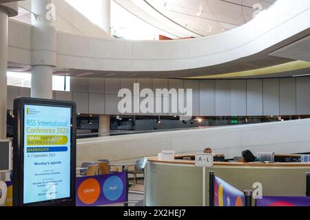 L'atrium du palais des congrès Harrogate. Date de la photo : lundi 4 septembre 2023. Photo : Richard Gray/Alamy Banque D'Images