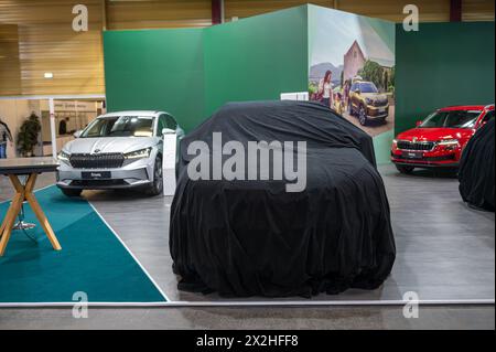 Riga, Lettonie, 19 avril 2024 : Skoda voitures des nouveaux modèles recouvertes d'une couverture en tissu avant la présentation au salon de l'auto Banque D'Images