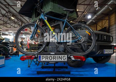 Riga, Lettonie, 19 avril 2024 : tente de camping sur le toit et support de vélo pour le transport, exposition touristique Banque D'Images