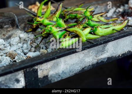 Poivrons verts bio sur bbq dans un festival culinaire dans la ville d'Adana, gros plan, détails Banque D'Images