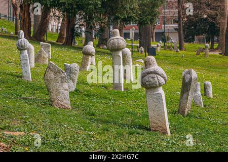 Tombes de l'époque ottomane dans l'ancien cimetière de Sarajevo, reflétant le riche patrimoine religieux et culturel de la ville. Banque D'Images