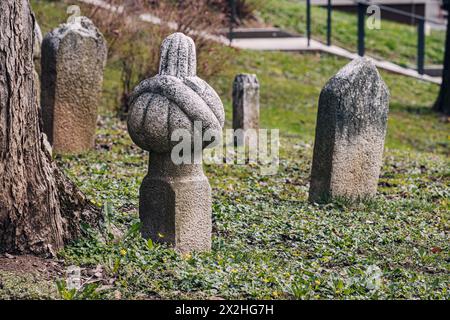 Tombes de l'époque ottomane dans l'ancien cimetière de Sarajevo, reflétant le riche patrimoine religieux et culturel de la ville. Banque D'Images