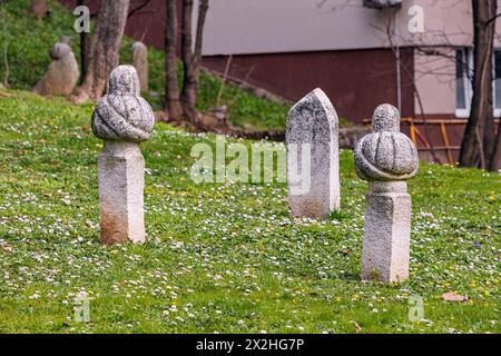 Tombes de l'époque ottomane dans l'ancien cimetière de Sarajevo, reflétant le riche patrimoine religieux et culturel de la ville. Banque D'Images