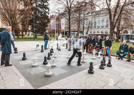 15 mars 2024, Sarajevo, Bosnie-Herzégovine : au cœur de rues animées, un jeu d'échecs géant en plein air invite les joueurs de tous âges à s'engager Banque D'Images