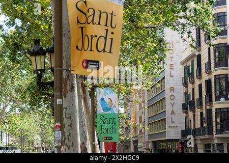 Les libraires et les fleuristes ont tout prêt pour une Saint-Georges qui, selon les prévisions, pourrait être remarquable. La vente d'environ 7 millions de roses n'est attendue que dans la ville de Barcelone, et des ventes record de livres. Los libreros y floristas ya tienen todo préparado para un Sant Jordi que, seg&#xfa;n las previsiones, puede Ser mémorable. Se prédominé la venta de unas 7 millones de rosas solo en la ciudad de Barcelona, y ventas récord de libros. Actualités politique -Barcelone, Espagne lundi 22 avril 2024 (photo par Eric Renom/LaPresse) Banque D'Images