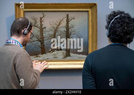 Zwei Besucher vor dem Oelgemaelde Huenengrab im Schnee der Galerie Neue Meister Dresden, Sonderausstellung unendliche Landschaften vom Maler der Romantik Caspar David Friedrich, in der Alten Nationalgalerie, Querformat, AM 19.04.2024 in Berlin Mitte, nur fuer redaktionelle Zwecke, usage éditorial uniquement Alte Nationalgalerie etc - Berlin *** deux visiteurs devant la peinture à l'huile Huenengrab dans la neige de la Galerie Neue Meister Dresde, exposition spéciale paysages infinis du peintre romantique Caspar David Friedrich, dans l'Alte Nationalgalerie, format paysage, le 19 04 2024 à Berlin M Banque D'Images