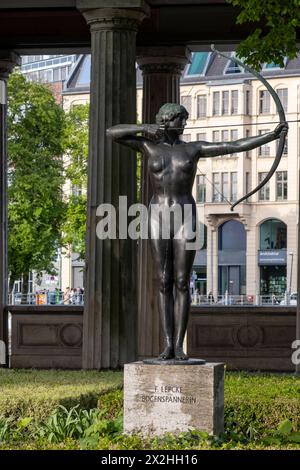 Statue, Skulptur Die Bogenspannerin von Ferdinand Lepcke im Kolonnadenhof vor der Alten Nationalgalerie, Hochformat, AM 19.04.2024 in Berlin Mitte Alte Nationalgalerie etc - Berlin *** Statue, sculpture Die Bogenspannerin de Ferdinand Lepcke dans la cour des colonnades devant l'Alte Nationalgalerie, format portrait, le 19 04 2024 à Berlin Mitte Alte Nationalgalerie etc Berlin Banque D'Images