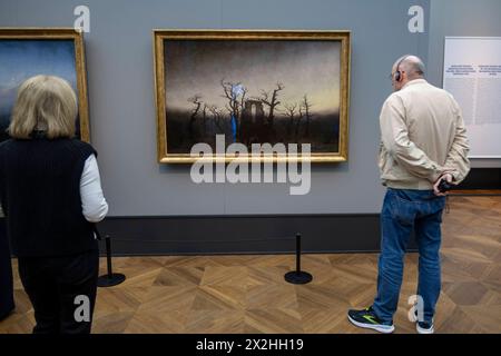 Zwei Besucher vor dem Oelgemaelde Abtei im Eichwald, Sonderausstellung unendliche Landschaften vom Maler der Romantik Caspar David Friedrich, in der Alten Nationalgalerie, Hochformat, AM 19.04.2024 in Berlin Mitte, nur fuer redaktionelle Zwecke, usage éditorial exclusif Alte Nationalgalerie etc - Berlin *** deux visiteurs devant la peinture à l'huile Abtei im Eichwald, exposition spéciale paysages infinis du peintre romantique Caspar David Friedrich, dans l'Alte Nationalgalerie, format portrait, le 19 04 2024 à Berlin Mitte, uniquement pour usage éditorial, usage éditorial exclusif Alte Nationalgalerie etc Berl Banque D'Images