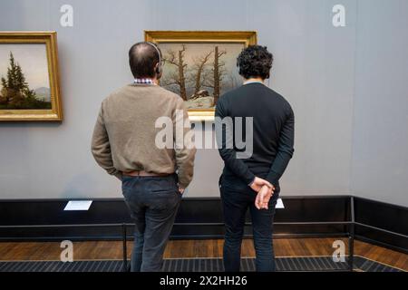 Zwei Besucher vor dem Oelgemaelde Huenengrab im Schnee der Galerie Neue Meister Dresden, Sonderausstellung unendliche Landschaften vom Maler der Romantik Caspar David Friedrich, in der Alten Nationalgalerie, Querformat, AM 19.04.2024 in Berlin Mitte, nur fuer redaktionelle Zwecke, usage éditorial uniquement Alte Nationalgalerie etc - Berlin *** deux visiteurs devant la peinture à l'huile Huenengrab dans la neige de la Galerie Neue Meister Dresde, exposition spéciale paysages infinis du peintre romantique Caspar David Friedrich, dans l'Alte Nationalgalerie, format paysage, le 19 04 2024 à Berlin M Banque D'Images