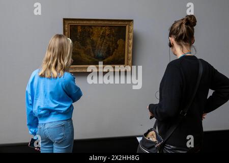 Zwei Besucher vor dem Oelgemaelde Felsental der Kunsthalle Bremen, Das Grab des Arminius, Sonderausstellung unendliche Landschaften vom Maler der Romantik Caspar David Friedrich, in der Alten Nationalgalerie, Querformat, AM 19.04.2024 in Berlin Mitte, nur fuer redaktionelle Zwecke, usage éditorial uniquement Alte Nationalgalerie etc - Berlin *** deux visiteurs devant la peinture à l'huile Felsental de la Kunsthalle Brême, le Tombeau d'Arminius, exposition spéciale paysages infinis du peintre romantique Caspar David Friedrich, dans l'Alte Nationalgalerie, format paysage, le 19 04 2024 à Berlin Mi Banque D'Images