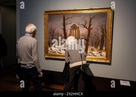 Zwei Besucher vor dem Oelgemaelde eines unbekannten Malers Kopie nach Caspar David Friedrich Klosterfriedhof im Schnee, Sonderausstellung unendliche Landschaften vom Maler der Romantik Caspar David Friedrich, in der Alten Nationalgalerie, Querformat, Am 19.04.2024 in Berlin Mitte, nur fuer redaktionelle Zwecke, usage éditorial uniquement Alte Nationalgalerie etc - Berlin *** deux visiteurs devant la peinture à l'huile d'un peintre inconnu copie après Caspar David Friedrich monastère cimetière dans la neige, exposition spéciale paysages infinis par le peintre romantique Caspar David Friedrich, dans l'Alte N. Banque D'Images