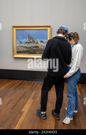 Zwei Besucher vor dem Oelgemaelde Das Eismeer der Hamburger Kunsthalle, Sonderausstellung unendliche Landschaften vom Maler der Romantik Caspar David Friedrich, in der Alten Nationalgalerie, Querformat, AM 19.04.2024 in Berlin Mitte, nur fuer redaktionelle Zwecke, usage éditorial exclusif Alte Nationalgalerie etc - Berlin *** deux visiteurs devant la peinture à l'huile la mer de glace de la Hamburger Kunsthalle, exposition spéciale paysages infinis du peintre romantique Caspar David Friedrich, dans l'Alte Nationalgalerie, format paysage, le 19 04 2024 à Berlin Mitte, uniquement pour usage éditorial, EDI Banque D'Images