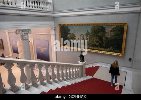 Riesiges Oelgemaelde Gotische Klosterruine und Baumgruppen von Karl Friedrich Schinkel und schwarze Skulpur Tanzende Bacchantin von Carl Friedrich Echtermeyer auf einem Treppensockel im Treppenhaus mit Besucherin, im Rahmen der Sonderausstellung unendliche Landschaften vom Maler Romantik Caspar David Friedrich galerie, in der Alten Nationalam, in der Alten Miterte format, Berlin,, Berlin, Berlin, 19.04.2024 nur fuer redaktionelle Zwecke, usage éditorial exclusif Alte Nationalgalerie etc - Berlin *** peinture à l'huile géante ruines du monastère gothique et groupes d'arbres de Karl Friedrich Schinkel et sculpture noire dansant Bacch Banque D'Images