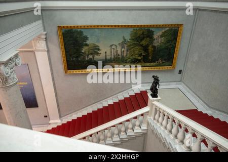 Riesiges Oelgemaelde Gotische Klosterruine und Baumgruppen von Karl Friedrich Schinkel und schwarze Skulpur Tanzende Bacchantin von Carl Friedrich Echtermeyer auf einem Treppensockel im Treppenhaus, im Rahmen der Sonderausstellung unendliche Landschaften vom Maler Romantik Caspar David Friedrich, in der Alten Nationalem, Querformat, AM 19.04.2024 à Berlin Mitte nur fuer redaktionelle Zwecke, usage éditorial exclusif Alte Nationalgalerie etc - Berlin *** peinture à l'huile énorme ruines gothiques du monastère et groupes d'arbres de Karl Friedrich Schinkel et sculpture noire dansant Bacchante de Carl Fri Banque D'Images