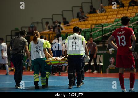 Bangkok, Thaïlande. 20 avril 2024. Équipe médicale déplaçant le joueur blessé avec un équipement de brancard de panier, lors du match du Groupe C de la Coupe d'Asie de Futsal de l'AFC Thaïlande 2024 entre la République kirghize et le Tadjikistan, le 20 avril 2024 au Bangkok Arena Indoor Stadium, district de Nong Chok. (Photo de Teera Noisakran/Pacific Press/Sipa USA) crédit : Sipa USA/Alamy Live News Banque D'Images