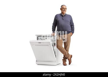 Homme mûr avec un lave-vaisselle isolé sur fond blanc Banque D'Images