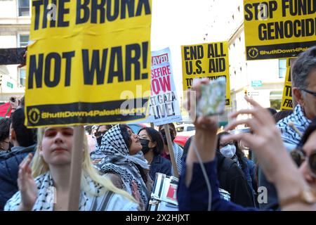 New York, États-Unis. 22 avril 2024. Pro-palestinien et pro-israélien s'affrontent devant l'Université Columbia, occupée par des manifestants pro-palestiniens à New York le 22 avril 2024. Le président AMÉRICAIN Joe Biden a condamné tout antisémitisme sur les campus universitaires le 21 avril 2024 alors que les manifestants pro-palestiniens à l'Université Columbia ont passé leur cinquième journée à exiger que l'école rompe les liens financiers avec Israël, un allié clé des États-Unis. Crédit : Brazil photo Press/Alamy Live News Banque D'Images